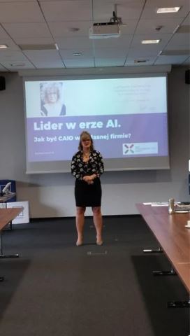 Paulina giving the talk Lider w erze AI