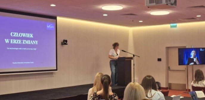 Paulina giving the talk Człowiek w erze zmiany